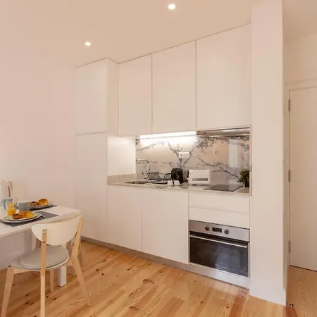 Stylish City Center Apartment With Balcony And Air Conditioning *